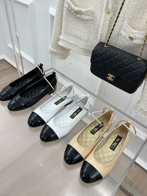 Chanel Slingback Flats, Slingback Chanel, Elegant Shoes Heels, Trending Womens Shoes, Fashion Shoes Heels, Shoes Heels Classy, Shoe Wishlist, Classy Shoes, Fancy Shoes