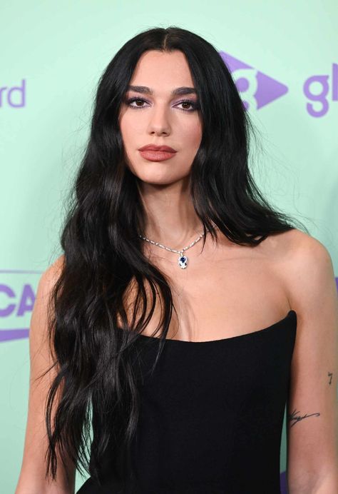 25 Wavy Haircut and Style Ideas to Screenshot This Year 90s Updo, New Rules Dua Lipa, Audrey Tautou, Wavy Haircuts, 90s Hairstyles, Helen Mirren, Cindy Crawford, Katie Holmes, Night Out Outfit