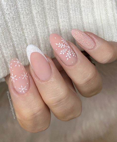 Luxio Nails, Christmas Nail Designs Easy, Snowflake Nail Art, November Nails, Holiday Nail Designs, Christmas Nails Easy, Christmas Gel Nails, Nail Candy, Snowflake Nails