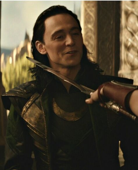 Even with a sword at his neck, still arrogant. Avengers Gif, Loki Gif, Marvel Gif, Loki God Of Mischief, Loki Avengers, Thomas William Hiddleston, The Dark World, Loki Marvel, Loki Thor