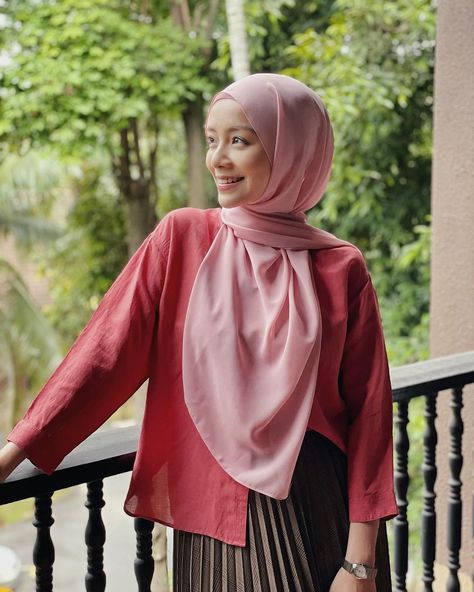 Mira Filzah, Accordion Pleated Skirt, Band Collar Shirt, Pleated Skirt Outfit, Banded Collar Shirts, Characters Design, Band Collar, Bra Top, Collar Shirt