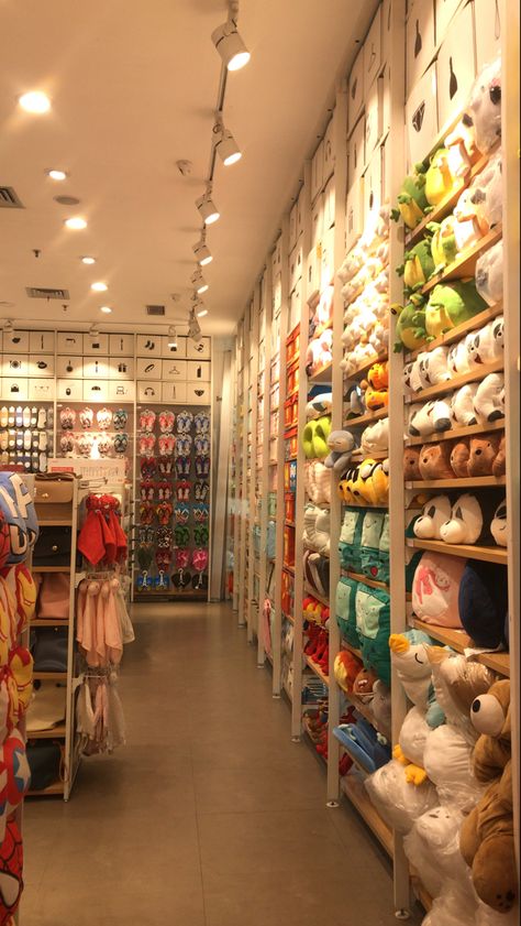 Store Astethic, Mr Diy Store Aesthetic, Miniso Store Aesthetic, Miniso Aesthetic, Miniso Store, Banda Neira, Retail Store Layout, Store Aesthetic, Dubai Vacation