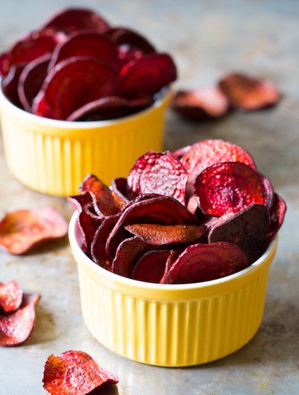 Beet Chips Recipe, Thanksgiving Recipes Side Dishes Veggies, Beet Chips, Healthy Chips, Thanksgiving Food Sides, A Spicy Perspective, Veggie Chips, Best Oven, Beet Recipes