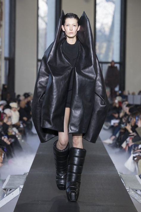 Rick Owens Designer, Industrial Goth Fashion, Rick Owens 2023, Rick Owens Fashion Show, Gothic Runway, Rick Owens Womenswear, Rick Owns, Rick Owens Runway, Leather Coat Outfit