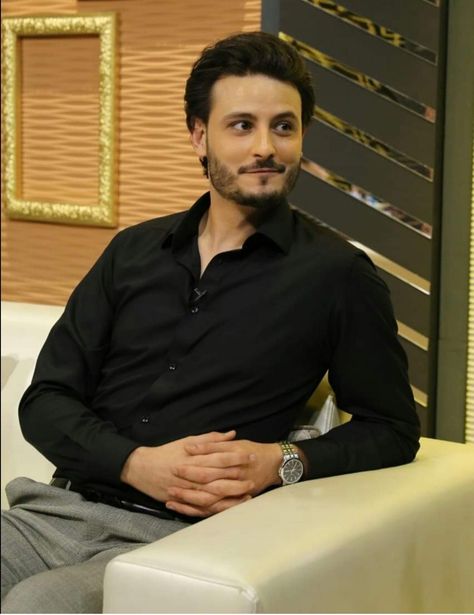 Osman Khalid, Pakistani People, Pakistani Dramas, Khalid, Favorite Celebrities, A Man, Actresses, Actors, Celebrities