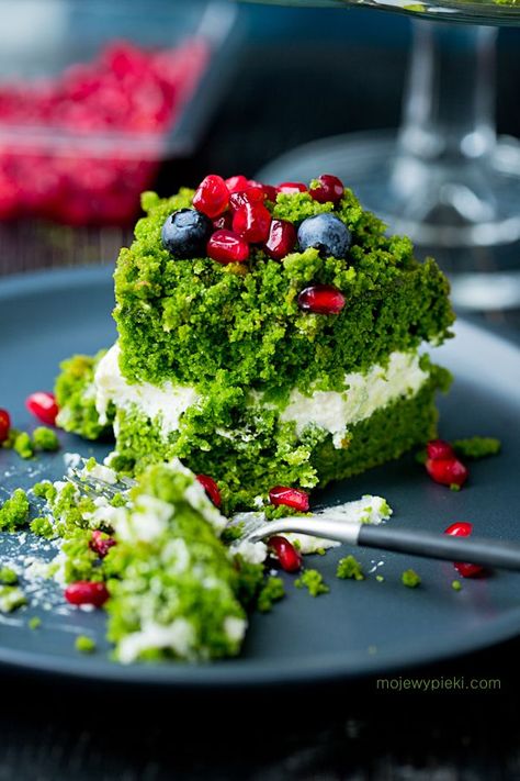 Forest moss cake | Moje Wypieki Mech Arena, Moss Cake, Spinach Cake, Vegetable Cake, Light Cakes, Vegan Cream Cheese, Polish Recipes, Banana Cake, Vegan Cake