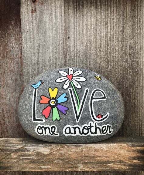 Love Painted Rocks Ideas, Kindness Painted Rocks, Inspirational Rock Painting Ideas, Easy Stone Painting Ideas, Painting Rocks Ideas Easy, River Stones Crafts, Painted Garden Rocks, Arte Aesthetic, Inspirational Rocks