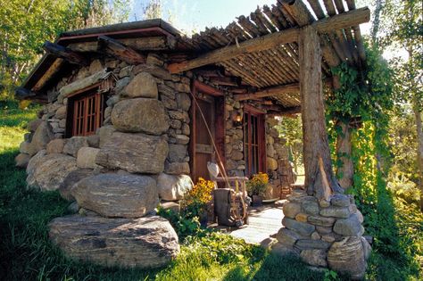 Casa Hobbit, Stone Cabin, Tiny House Swoon, Stone Building, Fishing Cabin, Stone Cottages, Cabin Exterior, Cottage Exterior, Cottage Cabin