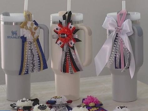 Aledo mom creates trendy mini mums for Stanley Cups - CBS Texas Stanley Cup Homecoming Mum, Stanley Cup Mums, Mums For Stanley Cups, Homecoming Mum For Stanley Cup, Mini Homecoming Mums, Stanley Mum, Mini Mums Homecoming, Mini Mums, Cheer Hairstyles