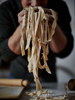 My easy homemade pasta recipe is great for emergencies. You don’t need a pasta machine, just a rolling pin. Jamie Oliver 5 Ingredients, Easy Homemade Pasta, Fresh Pasta Recipes, Homemade Pasta Recipe, Jamie Oliver Recipes, Pasta Machine, Pasta Dough, Pasta Shapes, Pasta Noodles