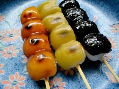 dango sauces Mitarashi Dango, Japanese Dessert Recipes, Japanese Wagashi, Yummy Healthy Snacks, Japanese Dessert, Edible Food, Fusion Food, Japanese Dishes, Japanese Snacks