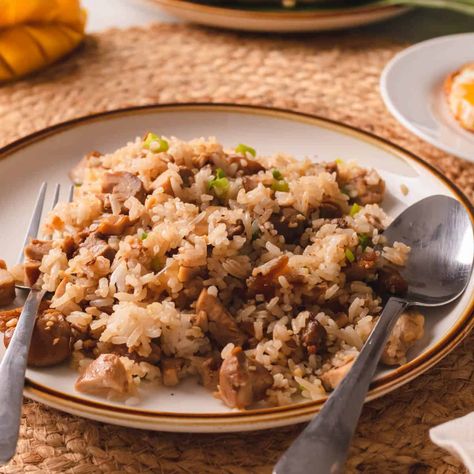 Transform leftovers into a cheap & filling meal with only 5 ingredients in just 10 minutes! This one-pot garlicky Adobo Fried Rice leaves you with less dishes & happy tummies. Cook for 10 minutes, then enjoy a full breakfast or lunch meal prep all week! Adobo Fried Rice, Adobo Rice, Chicken Adobo Recipe Easy, 10 Minute Meals, Adobo Recipe, Adobo Chicken, Easy Asian, Fried Rice Recipe, Lunch Meal Prep