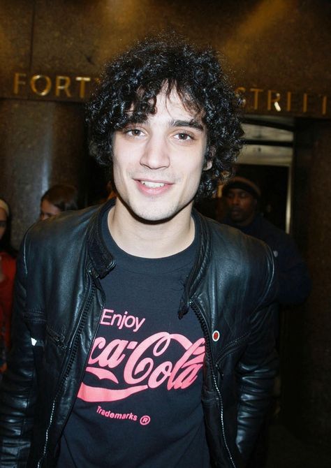 Fabrizio Moretti - in the band The Strokes. Just look at that cute face and gorgeous curly hair <3 Fab Moretti, The Voidz, Black Hair Aesthetic, Julian Casablancas, Haircut Inspiration, The Strokes, My Favorite Music, Music Bands, Rocker