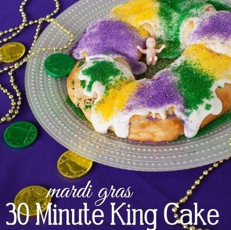 An easy king cake recipe you can make in 30 minutes to celebrate Mardi Gras! Easy King Cake Recipe, Mardi Gras King Cake Recipe, Easy King Cake, Happy Fat Tuesday, Kings Cake Cupcakes, King Cake Recipe Easy, King Cakes, King Cake Recipe, Mardi Gras King Cake