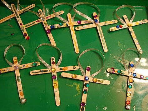 21 diy cross ornaments Popsicle Stick Cross, Christian Christmas Activities, Popsicle Stick Diy, Paint Stick Crafts, Make An Ornament, Cross Ornaments, Children's Church Crafts, Popsicle Crafts, Homemade Popsicles