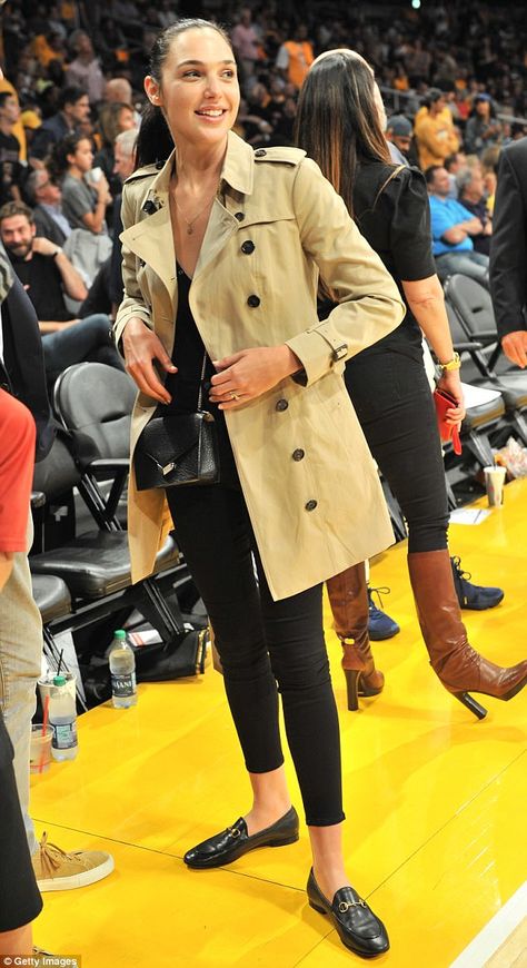 Taking centre-stage: Gal Gadot, 32, turned heads as she flashed a peek of cleavage in a se... Gal Gadot Outfits Street, Gal Gadot Outfits, Melissa Satta, Wide Smile, Gal Gabot, Gal Gardot, Lakers Game, Gal Gadot Wonder Woman, Burberry Trench