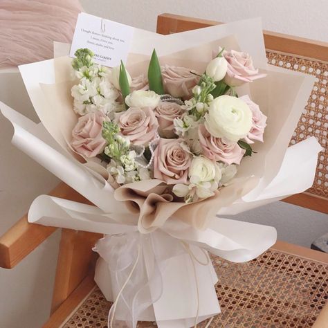 Korean Wrapping Bouquet Tutorial, Korean Bouquet Wrapping, Korean Bouquet, Graduation Flowers Bouquet, Graduation Flower Bouquet, Pink Flower Bouquet, Graduation Flowers, Bouquet Tutorial, Luxury Flower Bouquets