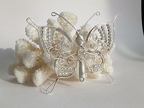 butterfly Wire Butterfly Diy, Wire Butterflies, Wire Butterfly, Crochet Metal, Wire Crystal, Wire Projects, Wire Wrapped Jewelry Tutorials, Pretty Jewelry Necklaces, Quotes Outdoors