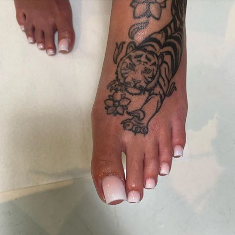 1,079 Likes, 56 Comments - Tati Marie aka Shape Queen (@nailzbytati) on Instagram: “Beautiful 😍 any negative comments and you’re blocked!! They look longer than what they were.” Tiger Foot Tattoo, Cute Foot Tattoos, Toe Tattoos, Jagua Henna, Neck Tattoos Women, Gel Acrylic Nails, Foot Tattoos For Women, Acrylic Toes, Red Tattoos