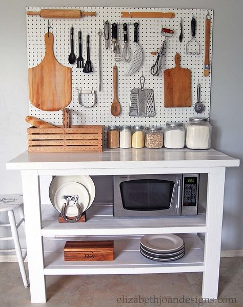 Pegboard Kitchen, Clever Kitchen Storage, Kabinet Dapur, Casa Vintage, Trendy Kitchen, Kitchen Remodeling, Diy Vintage, Peg Board, Diy Kitchen