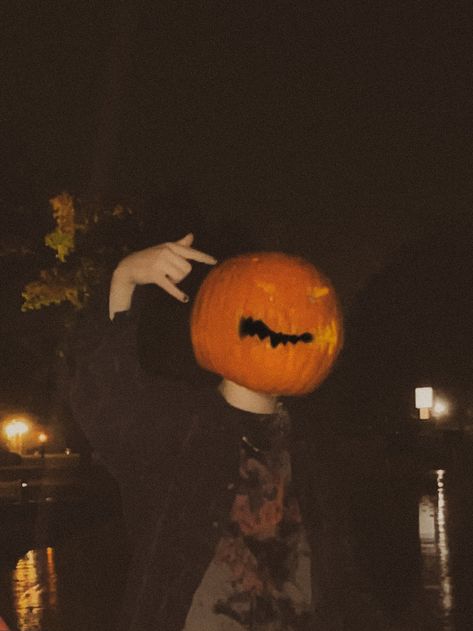 Silly Halloween Aesthetic, Scary Halloween Aesthetic Pictures, Pumpkin Head Pfp, Halloween Pfp Pumpkin, Jackolantern Aesthetic, Scary Halloween Aesthetic, Halloween Grunge Aesthetic, Halloween Aesthetic Instagram, Pumpkin Head Aesthetic