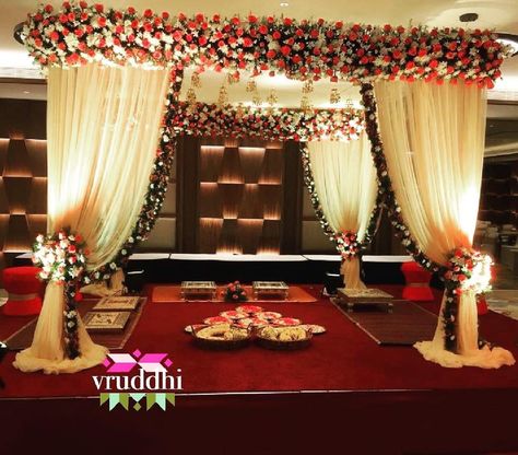 Phera Mandap Decor Indoor, Indoor Mandap Decor Indian, Vidhi Mandap, Mandap Decoration, Mandap Design, Simple Stage Decorations, Wedding Background Decoration, Wedding Stage Design, Mandap Decor