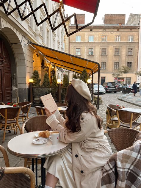 Aesthetic Pictures In Paris, Aesthetic Cafe Pictures, French Vibes, Elegant Vibes, Autumn Instagram, Creative Photoshoot Ideas, Book Cafe, Instagram Pose, Foto Ideas Instagram