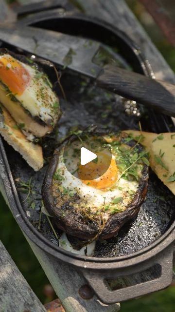 Eatingtoliveiseasy on Instagram: "Portobello mushroom cups with herbs and eggs for breakfast? Yes please @eatingtoliveiseasy   #eatingtoliveiseasy #eatclean #eattolive #eatinghealthy #healthyfoodcanbeyummy #healthymeals #healyourguttolive #healthyreels #healthyfoodrecipes #healthybreakfast #healthyfoodvideos #healyourbodywithfood #goodfood" Portabella Mushroom Egg Recipes, Breakfast Portabella Mushroom, Eggs And Mushrooms Breakfast, Eggs Mushrooms Breakfast, Mushroom Cups, Omelette With Mushrooms, Portabella Mushroom, Eggs For Breakfast, Stuffed Portabella Mushrooms