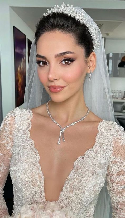 bridal makeup Bride Hair With Long Veil, Timeless Wedding Makeup, Soft Glam Wedding Makeup, Soft Glam Wedding, Glam Bride Makeup, Soft Bridal Makeup, Blonde Bride, Wedding Makeup Bride, Glam Wedding Makeup