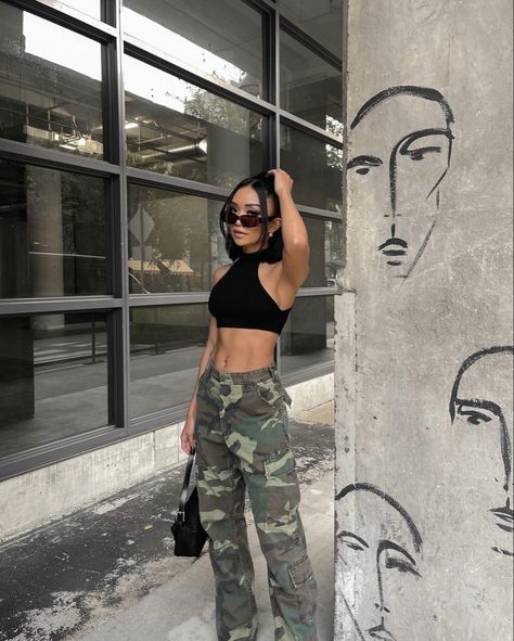 Camo pants, black crop top Military Pants Outfit Women, Army Pants Outfit, Camo Pants Outfit, Edgy Outfit, Rihanna Outfits, Look Festival, Military Pants, Stand Out From The Crowd, Camo Pants