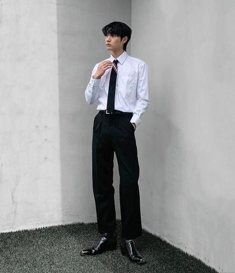 Aesthetic Formal Wear Men, Guy In Formal Wear, Korean Street Fashion Mens Formal, Guy In Suit Reference, Korean Fashion Men Formal Style, Korean Men In Suits, Guy Wearing Suit, Korean Formal Outfit Men, Korean Formal Outfit