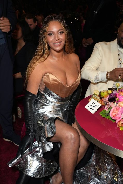 Beyoncé en los Premios Grammy 2023 Beyonce Style Outfits, 2023 Grammys, Vestidos Color Vino, Grammys 2023, Corset Gown, Beyonce Knowles Carter, Beyonce Style, Blac Chyna, The Grammys