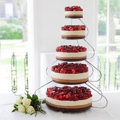 We want this amazing cheesecake wedding cake every day of our lives! 5 Tier Strawberries & Queen Wedding Cheesecake Cheesecake Wedding, Cheesecake Wedding Cake, Alternative Wedding Cakes, Wedding Cheesecake, Wedding Cake Alternatives, Traditional Wedding Cakes, Wedding Cake Stands, Cake Wedding, Wedding Desserts