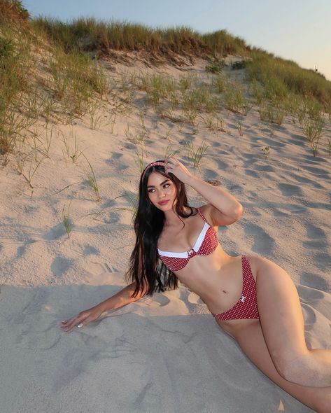 Cute Beach Fits, Swimsuit Poses Ideas, Beach Vibes Aesthetic, Beach Pose Ideas, New England Summer, Summer Beach Pictures, Swimsuit Aesthetic, England Summer, Swimsuit Inspo