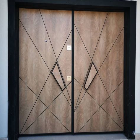 How to choose the best Front Main doors designs for Your Home Decor. In this video I will share with you Modern Wooden Door Designs for Home Interiors and Exterior Walls | Wooden Front Door Designs 2022 Sagwan Main Door Design Entrance Modern, Sagwan Door Design Modern, Front Door Double Doors Entrance, Sagwan Wood Door Design, Modern Double Doors Entrance, Main Double Door Design, Door Designs For Home, Modern Home Entrance, Pintu Interior