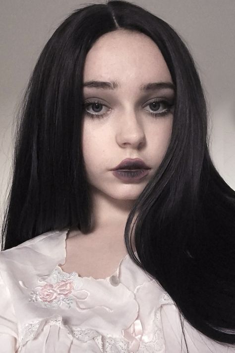 15 Jaw-dropping Gothic Lolita Makeup Looks that Will Make You Go Wow! Makeup For Pictures, 15 Makeup Looks, Black Hair Cosplay, Innocent Makeup, Soft Goth, 15 Makeup, Alternative Makeup, Unique Makeup, Doll Makeup