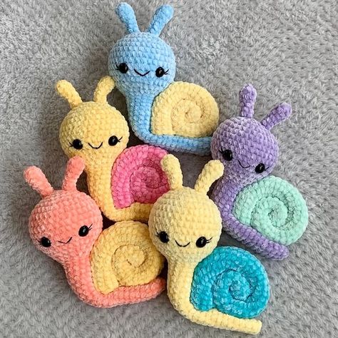 Snail Decor, Snail Plush, Crochet Snail, Valentines Inspiration, Crochet Shop, Crochet Animals Free Patterns, Crochet Instructions, Knitted Toys, Crochet Patterns Amigurumi