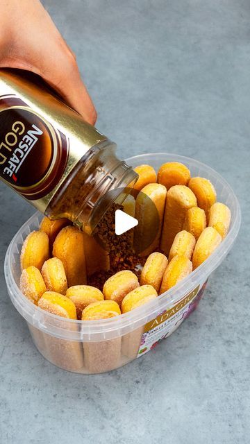 Finger Biscuit Dessert, Italy Tiramisu, Cookrate Cakes, Peach Compote, Finger Desserts, Kitchen Hacks Food, Vanilla Biscuits, Famous Desserts, Tiramisu Cake