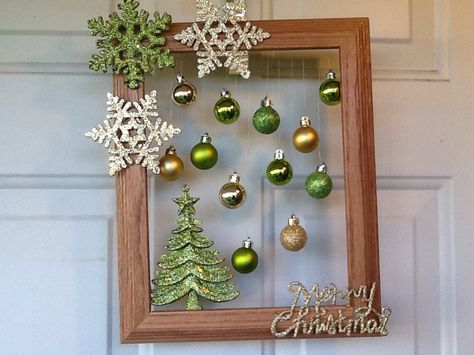 Christmas Frames Diy Home Decor, Christmas Frame Craft, Christmas Hanging Decorations Ceilings Diy, Shadow Box Christmas Ideas, Diy Christmas Frames, Picture Frame Christmas Crafts, Picture Frame Ornaments Diy, Christmas Picture Frame Ideas, Christmas Photo Frame Ideas