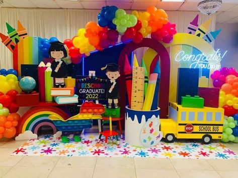 Graduacion Infantil Decoracion Ideas, School Wall Decoration Ideas With Paper, Preschool Graduation Decorations, Kindergarten Graduation Decorations, Preschool Graduation Party, Kindergarten Graduation Party, Kindergarten Party, Graduation Party Table, Transportation Birthday