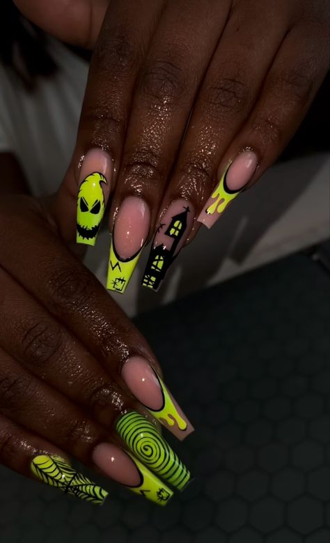 By @gleefultipss Halloween Nails With Charms Short, Spooky Nails Acrylic Coffin, Holloween Nails Idea, Halloween Nail Inspo Short, Coffin Halloween Nails, Ghostface Nails, Coraline Nails, Beetlejuice Nails, Nails Witchy