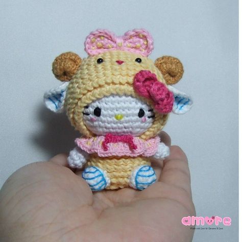 PATRÓN GRATIS de Hello Kitty Amigurumi paso a paso en español - Crochetisimo Hello Kitty Amigurumi, Kitty Amigurumi, Hello Kitty Crochet, Crochet Cute, Crochet Geek, Stylish Crochet, Kawaii Crochet, Beginner Crochet Projects, Fun Crochet Projects