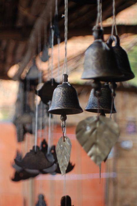 Image Zen, Temple Bell, Japanese Wind Chimes, Temple Bells, Ring My Bell, Meditation Garden, Hidden Garden, Diy Wind Chimes, Rain Chain