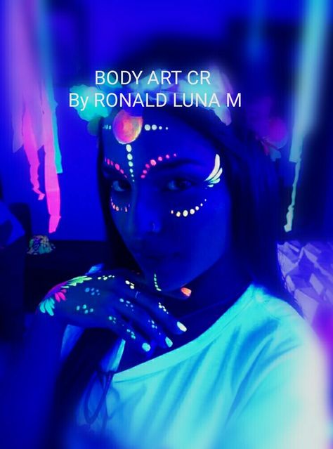 Black Light Makeup Ideas, Glow In The Dark Makeup Ideas, Glow Party Makeup, Neon Party Makeup Ideas, Neon Party Makeup, Pintura Facial Neon, Neon Makeup Ideas, Blacklight Makeup, Black Light Makeup