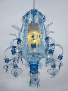 Lustr I. Veronika Richterová, Diy Abat Jour, Diy Recycle Plastic, Upcycle Design, Bottle Chandelier, Upcycle Plastic, Plastic Bottle Flowers, Diy Plastic Bottle, Plastic Bottle Art