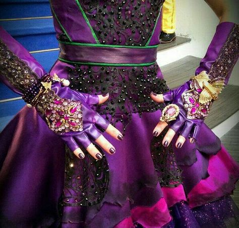 Mal Descendants Costume, Descendants Fashion, Mal Costume, Dove Cameron Descendants, Descendants Clothes, Mal Bertha, Descendants Wicked World, Cotillion Dresses, Evie Descendants