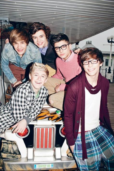 One Direction 2011, Wallpaper One Direction, Louis Aesthetic, One Direction Collage, 5 Best Friends, One Direction Wallpaper, Swat Team, One Direction Photos, Five Guys