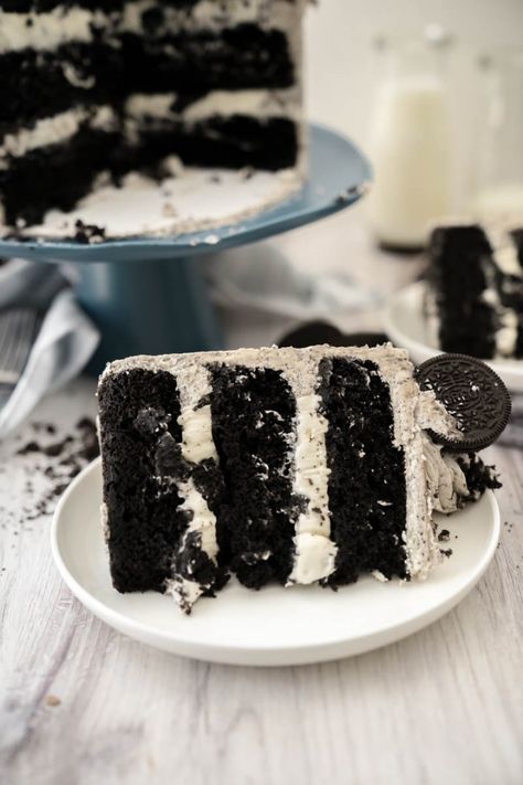 Cookies And Creme Cake, Cookies N Cream Cake Recipe, Trending Desserts, Oreo Cookie Cake, Bake Sale Treats, Chocolate Smores, Chocolate Oreo Cake, Cocoa Powder Cookies, Oreo Buttercream