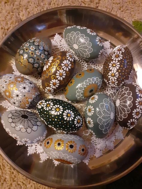 Polish Easter, Easter Egg Art, Gold Christmas Ornaments, Decorative Eggs, Egg Art, Egg Decorating, Gold Christmas, Dot Painting, Valentin Nap