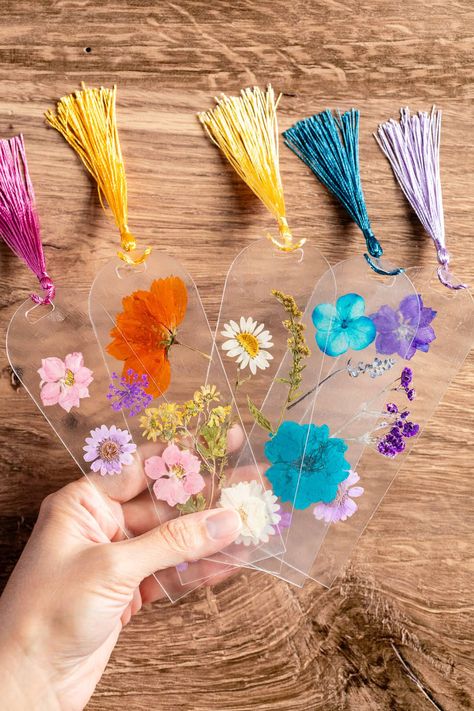 Flower Arts And Crafts, Pressed Flower Craft, Microwave Flower Press, Pressed Flower Bookmarks, Flowers Bookmarks, Pressed Flower Bookmark, Flower Table Numbers, Craft For Beginners, Mason Jar Stickers